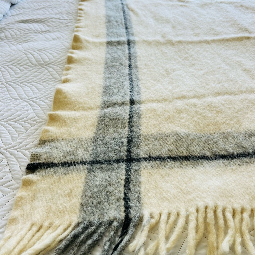 RARE Kardelen AB Sweden 100% Wool‎ Cream, Grey Black Plaid Cottage Throw Blanket - Picture 8 of 10